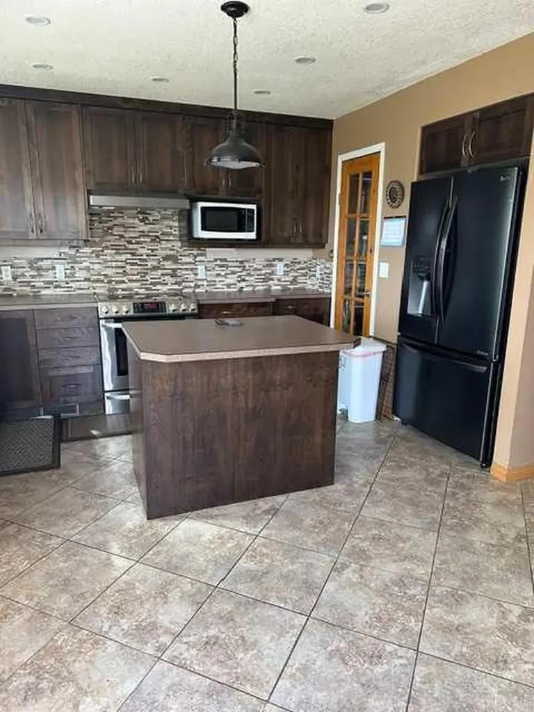 925 West Avenue Pincher Creek AB T0K1W0