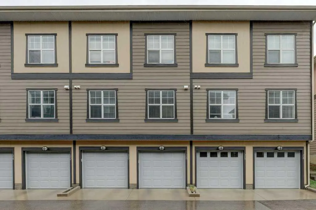 28 Evanscrest Gardens NW Calgary AB T3P 0S1