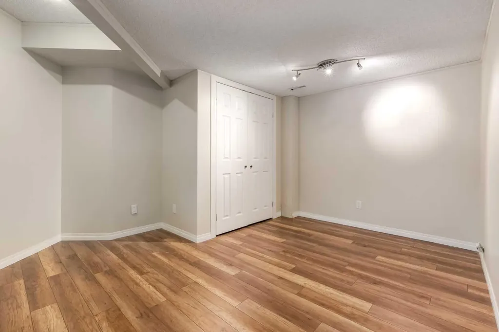 6202 Bowness Road NW Calgary AB T3B 0E3