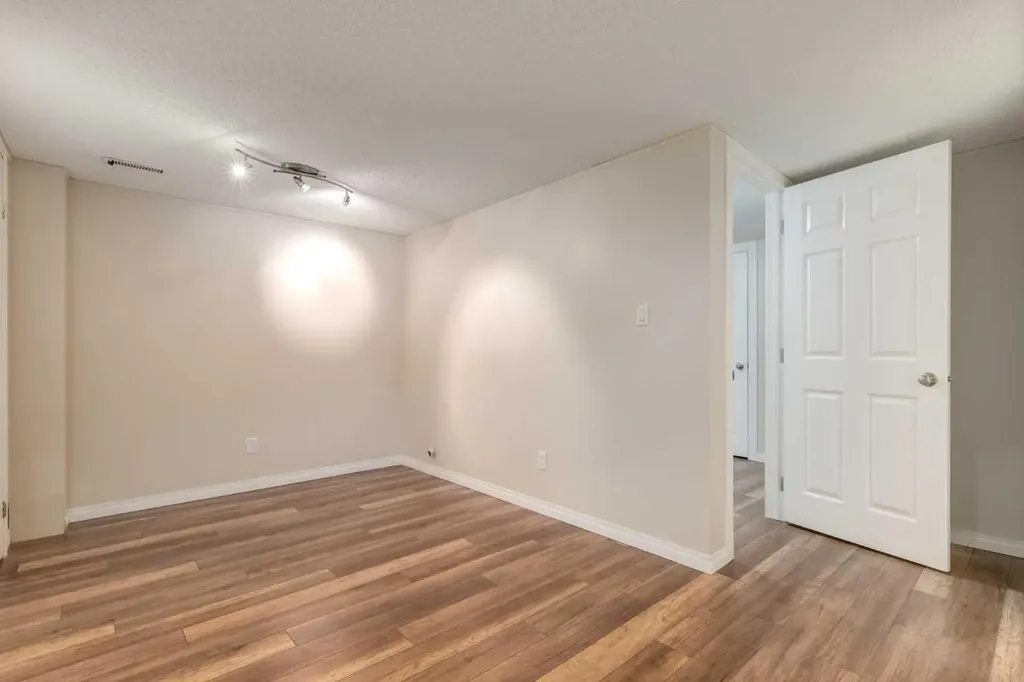6202 Bowness Road NW Calgary AB T3B 0E3