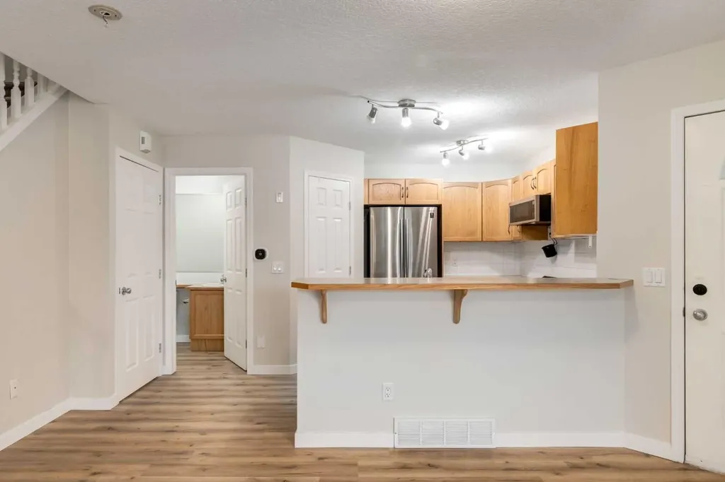 6202 Bowness Road NW Calgary AB T3B 0E3