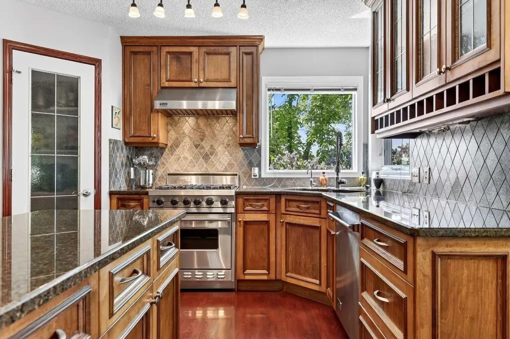 402 Douglas Park View SE Calgary AB T2Z 2N3