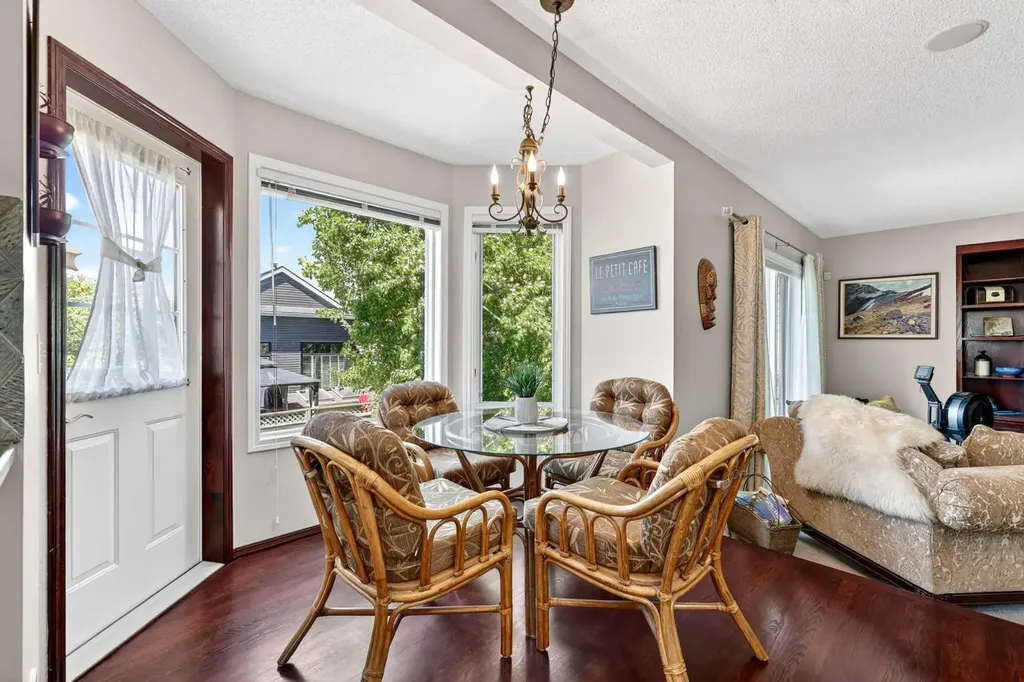 402 Douglas Park View SE Calgary AB T2Z 2N3