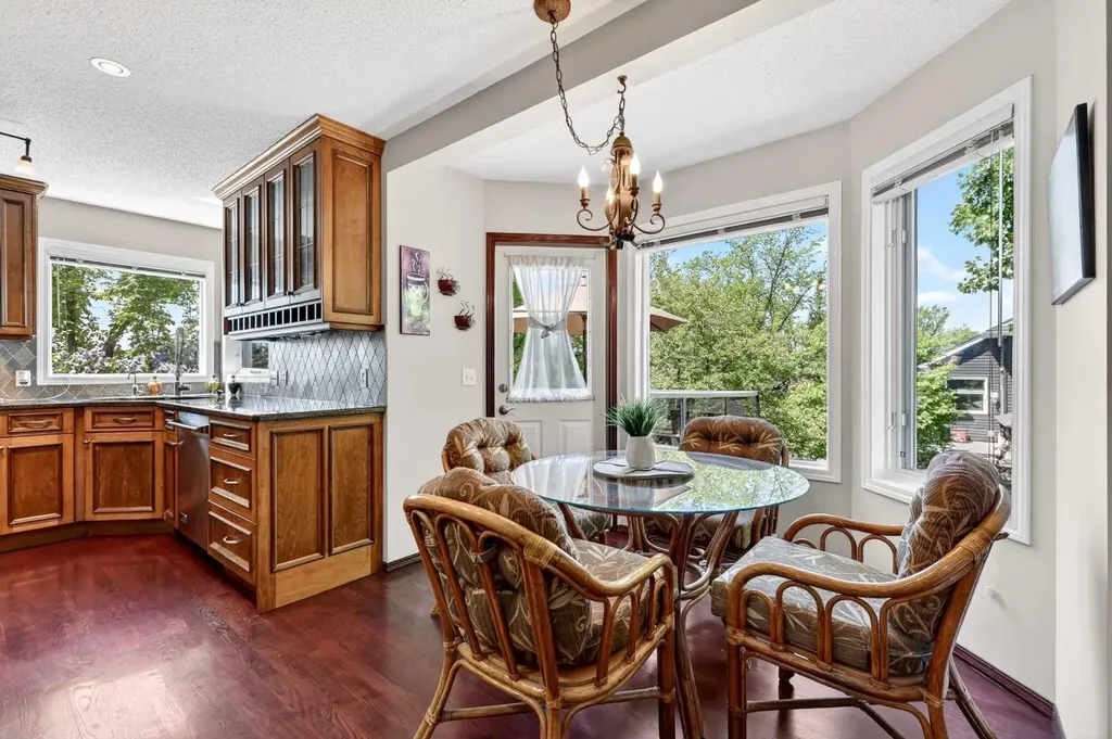 402 Douglas Park View SE Calgary AB T2Z 2N3