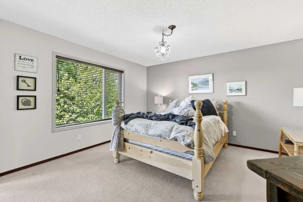 402 Douglas Park View SE Calgary AB T2Z 2N3