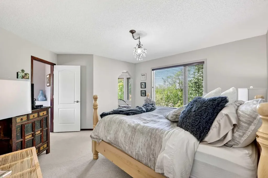 402 Douglas Park View SE Calgary AB T2Z 2N3