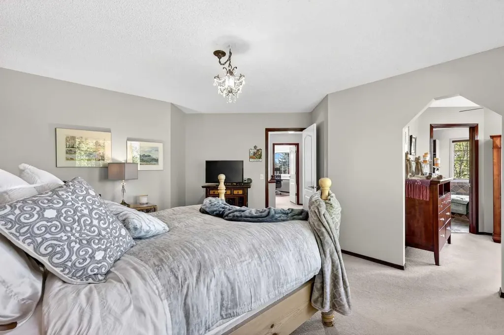 402 Douglas Park View SE Calgary AB T2Z 2N3