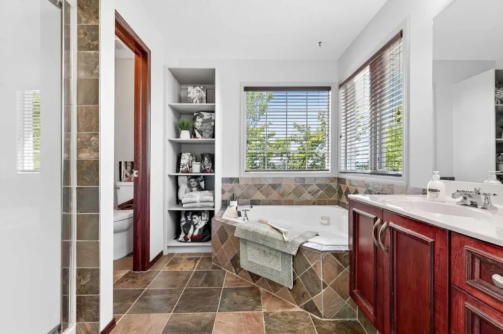 402 Douglas Park View SE Calgary AB T2Z 2N3
