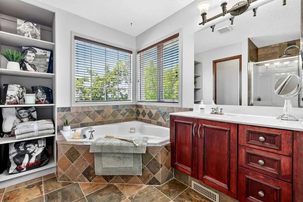 402 Douglas Park View SE Calgary AB T2Z 2N3