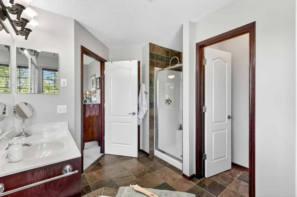 402 Douglas Park View SE Calgary AB T2Z 2N3