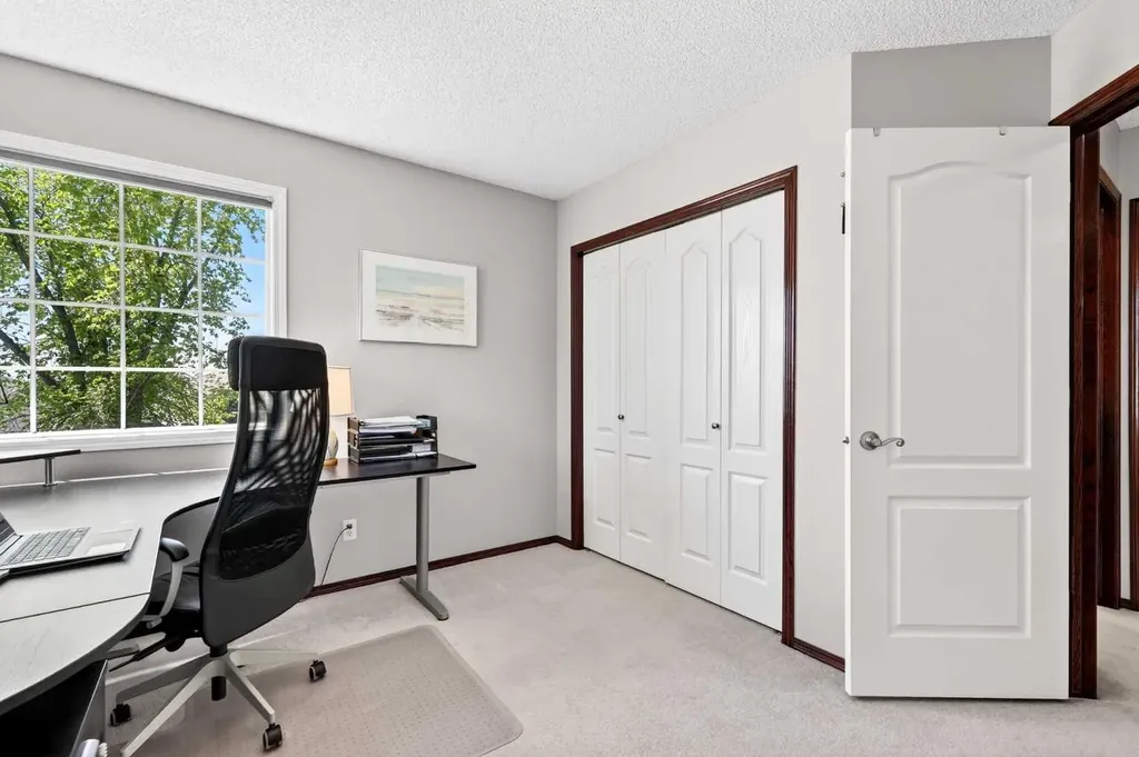 402 Douglas Park View SE Calgary AB T2Z 2N3