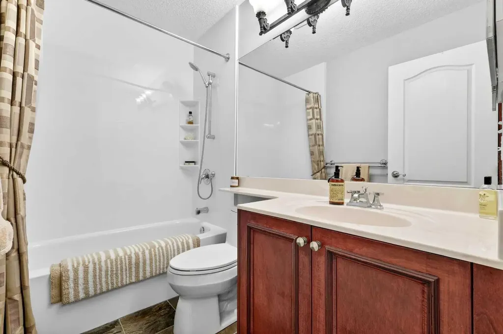 402 Douglas Park View SE Calgary AB T2Z 2N3