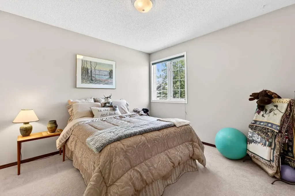402 Douglas Park View SE Calgary AB T2Z 2N3