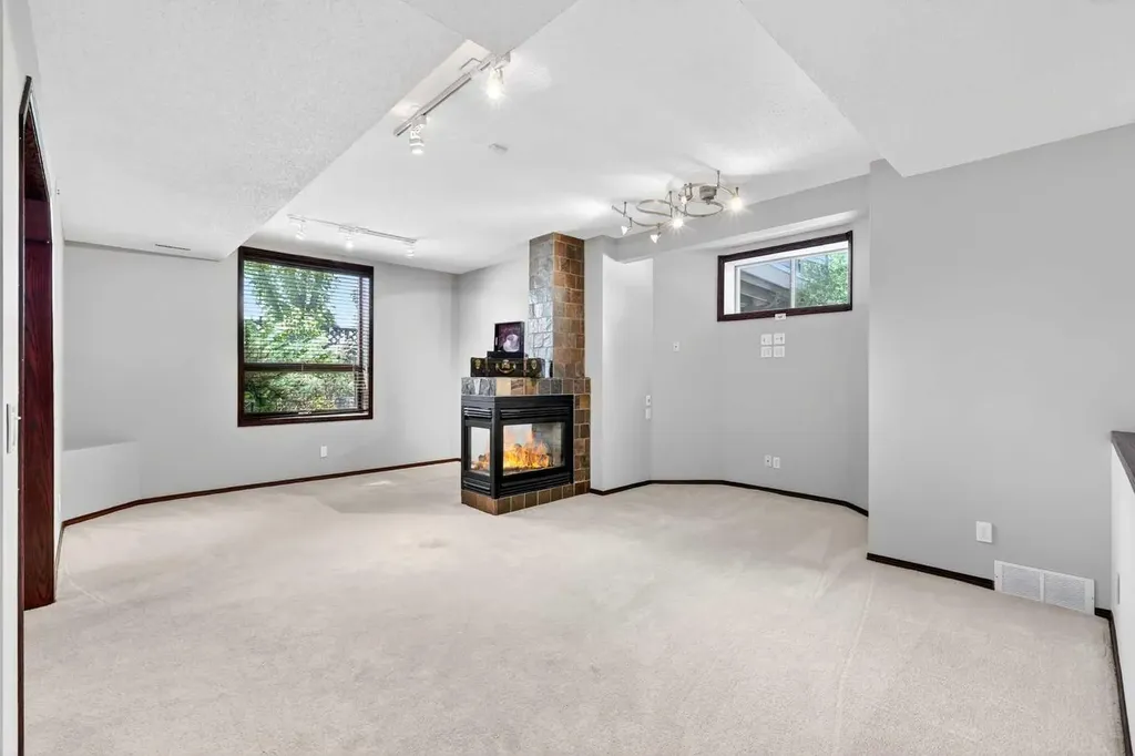 402 Douglas Park View SE Calgary AB T2Z 2N3