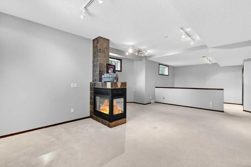 402 Douglas Park View SE Calgary AB T2Z 2N3