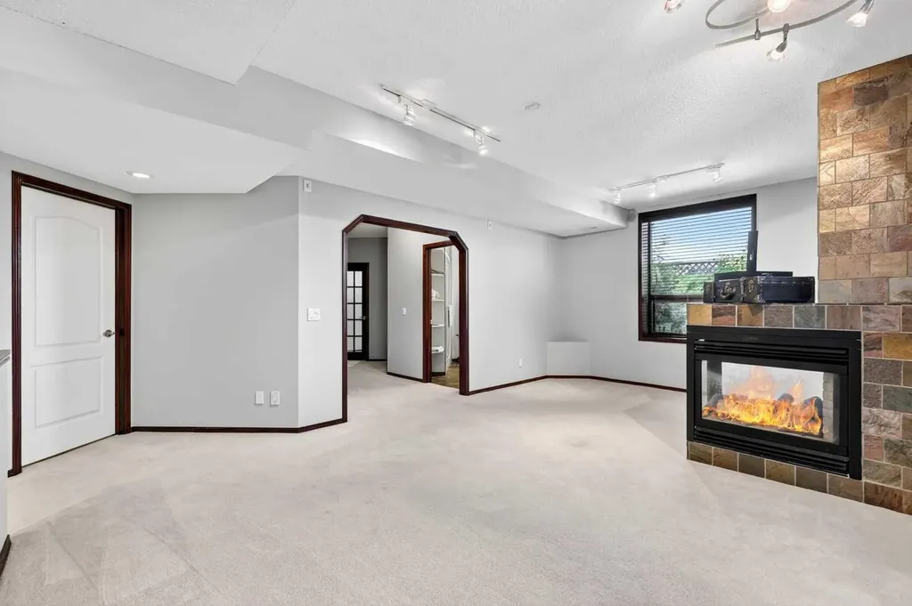 402 Douglas Park View SE Calgary AB T2Z 2N3