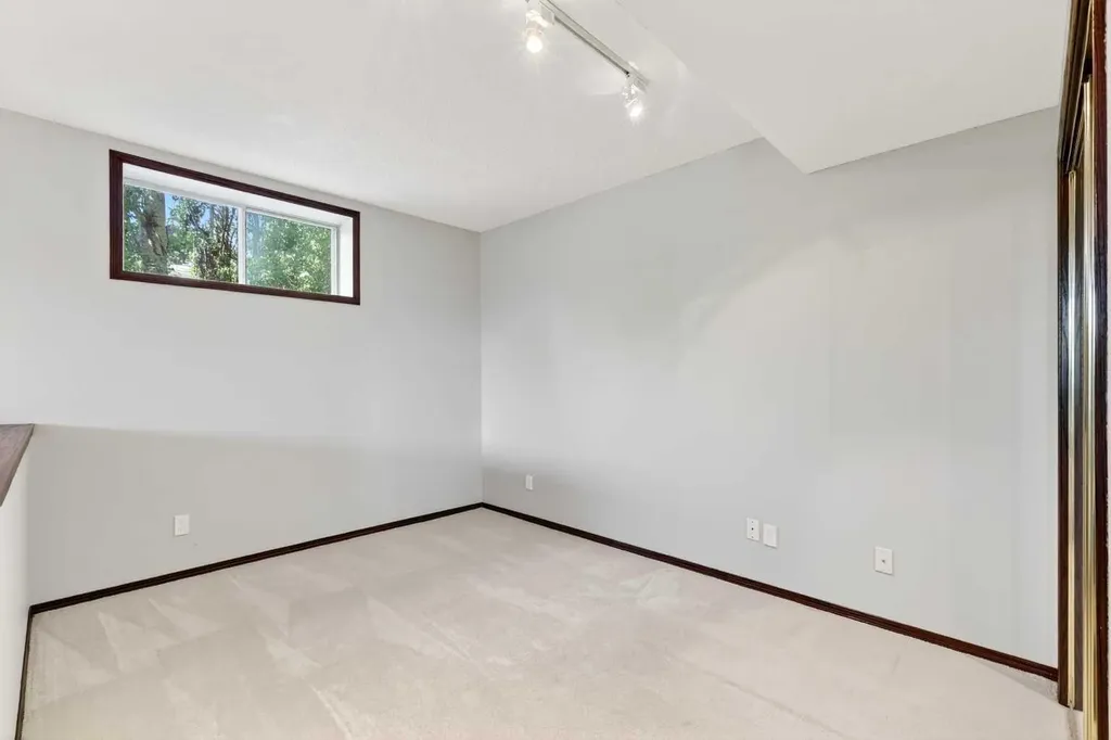 402 Douglas Park View SE Calgary AB T2Z 2N3