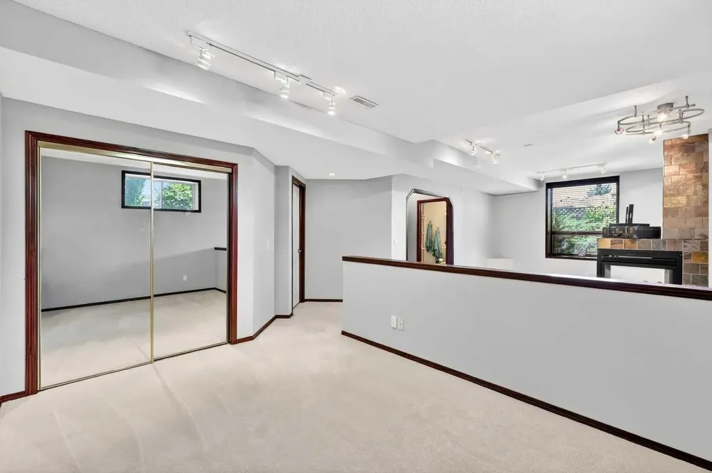 402 Douglas Park View SE Calgary AB T2Z 2N3