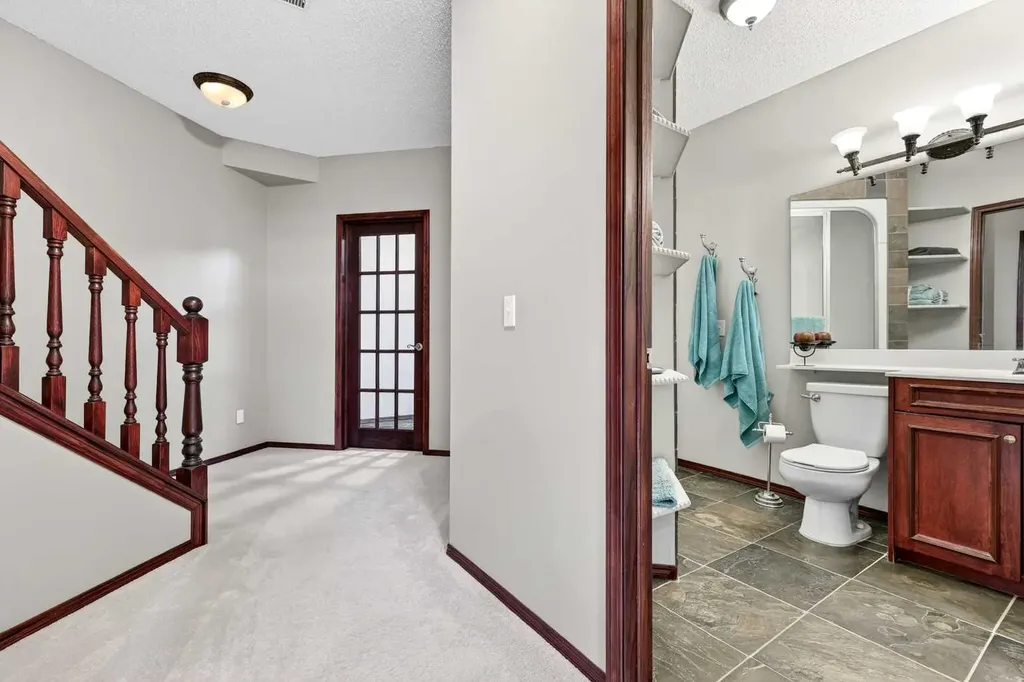 402 Douglas Park View SE Calgary AB T2Z 2N3