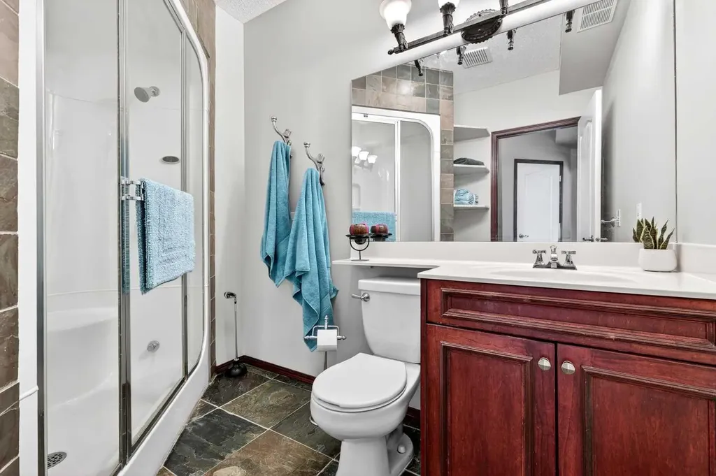402 Douglas Park View SE Calgary AB T2Z 2N3