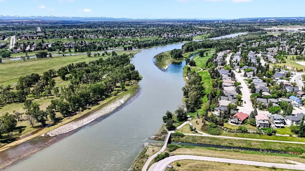 402 Douglas Park View SE Calgary AB T2Z 2N3