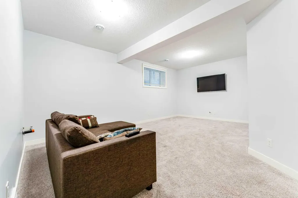 54 Evansfield Green NW Calgary AB T3P 1J9