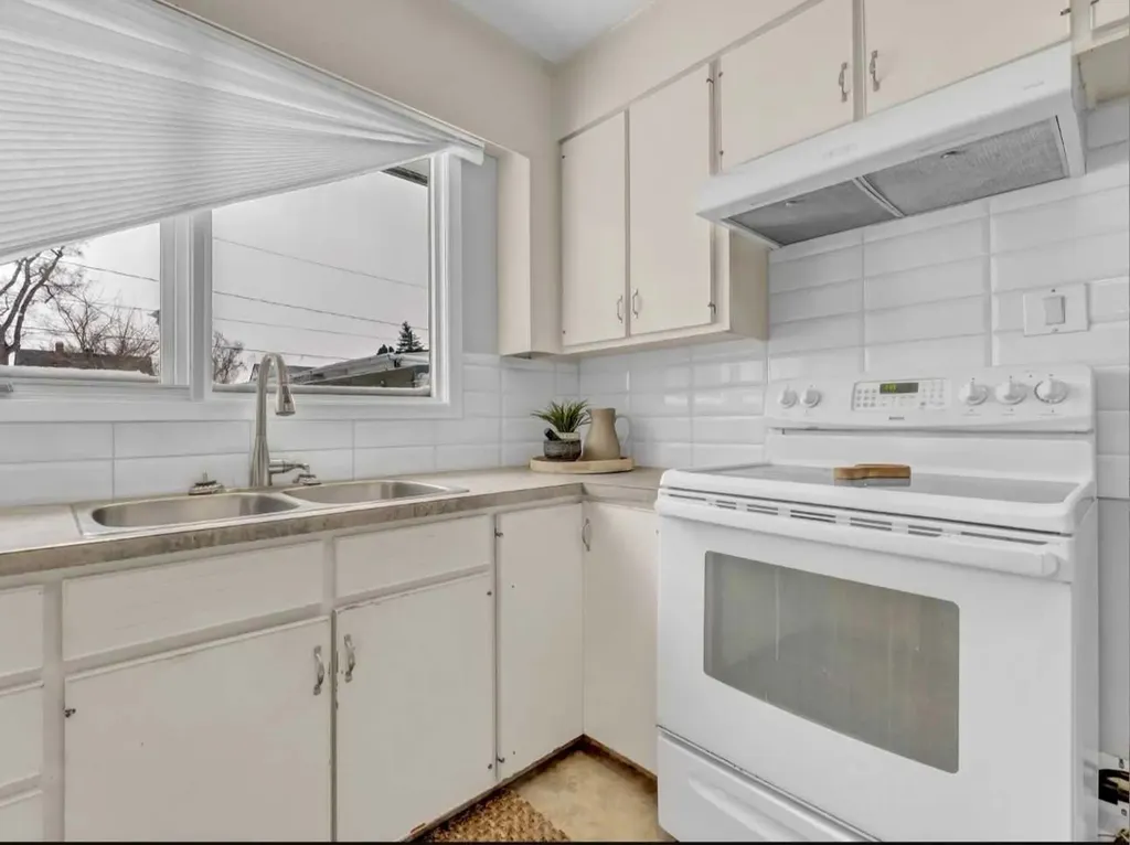 261 9 Street SW Medicine Hat AB T1A 4N8