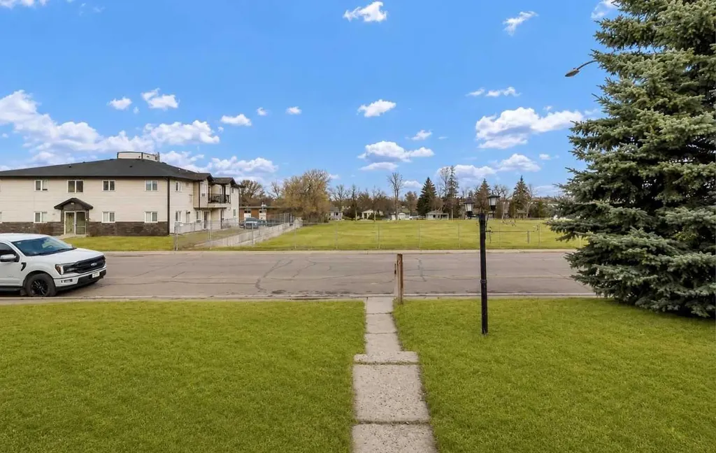 261 9 Street SW Medicine Hat AB T1A 4N8
