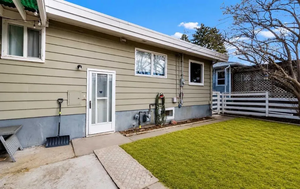 261 9 Street SW Medicine Hat AB T1A 4N8
