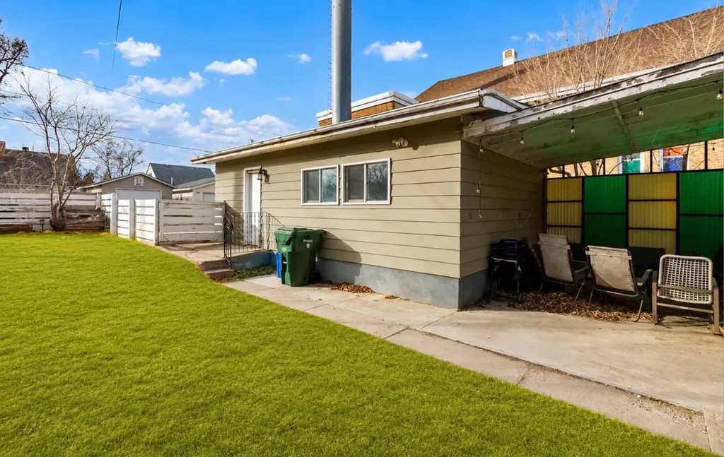 261 9 Street SW Medicine Hat AB T1A 4N8