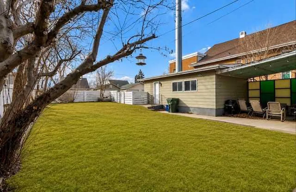 261 9 Street SW Medicine Hat AB T1A 4N8
