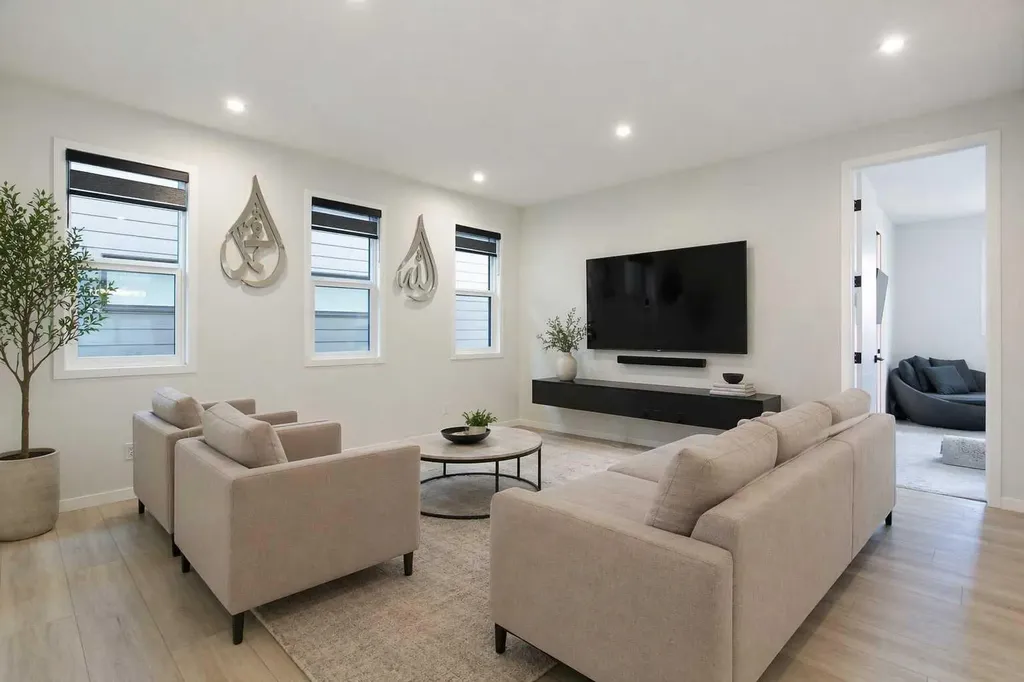206 Rowley Way NW Calgary AB T3L0G7