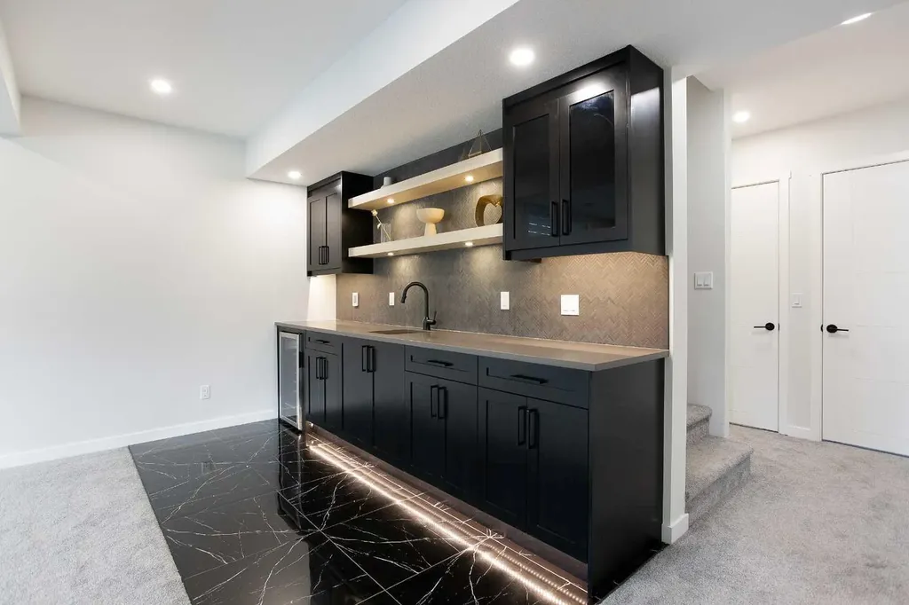 206 Rowley Way NW Calgary AB T3L0G7