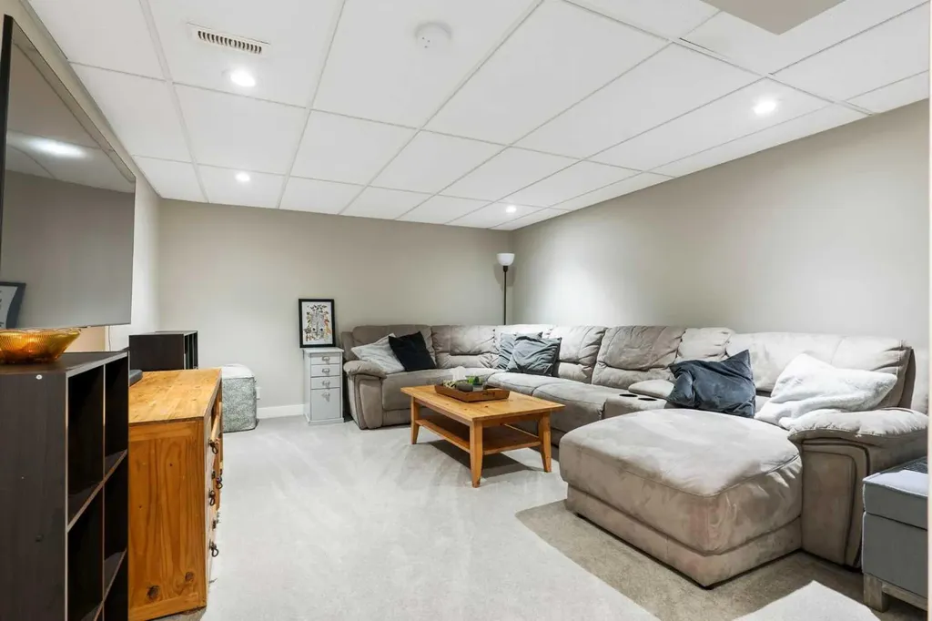 25 Bermuda Place Calgary AB T3K1H4
