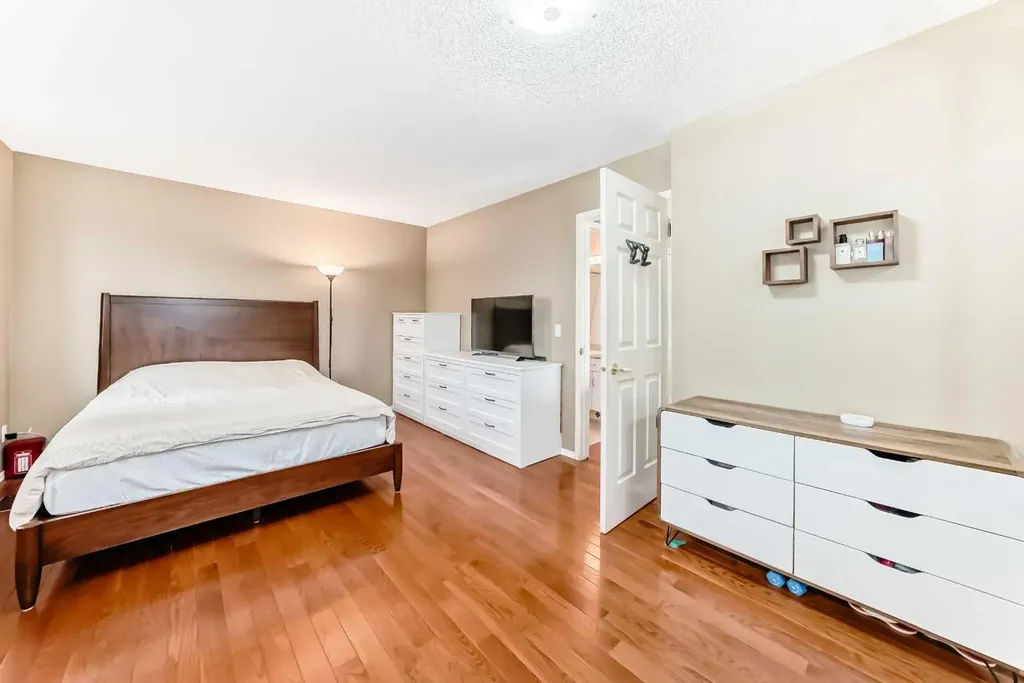 4 Glenbrook Villas SW Calgary AB T3E 7E8