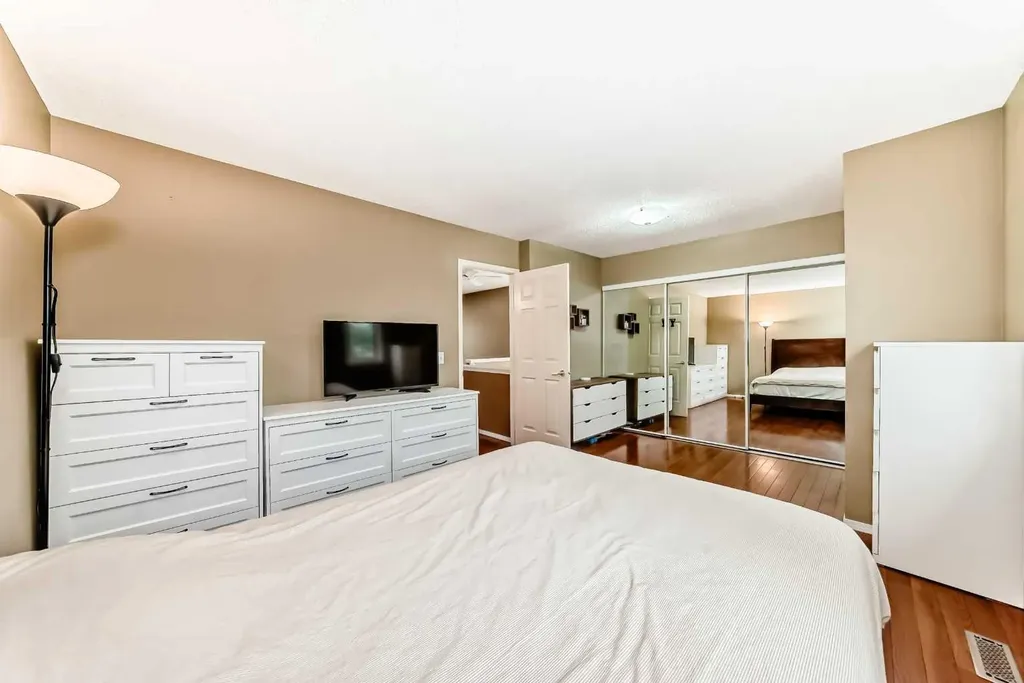 4 Glenbrook Villas SW Calgary AB T3E 7E8
