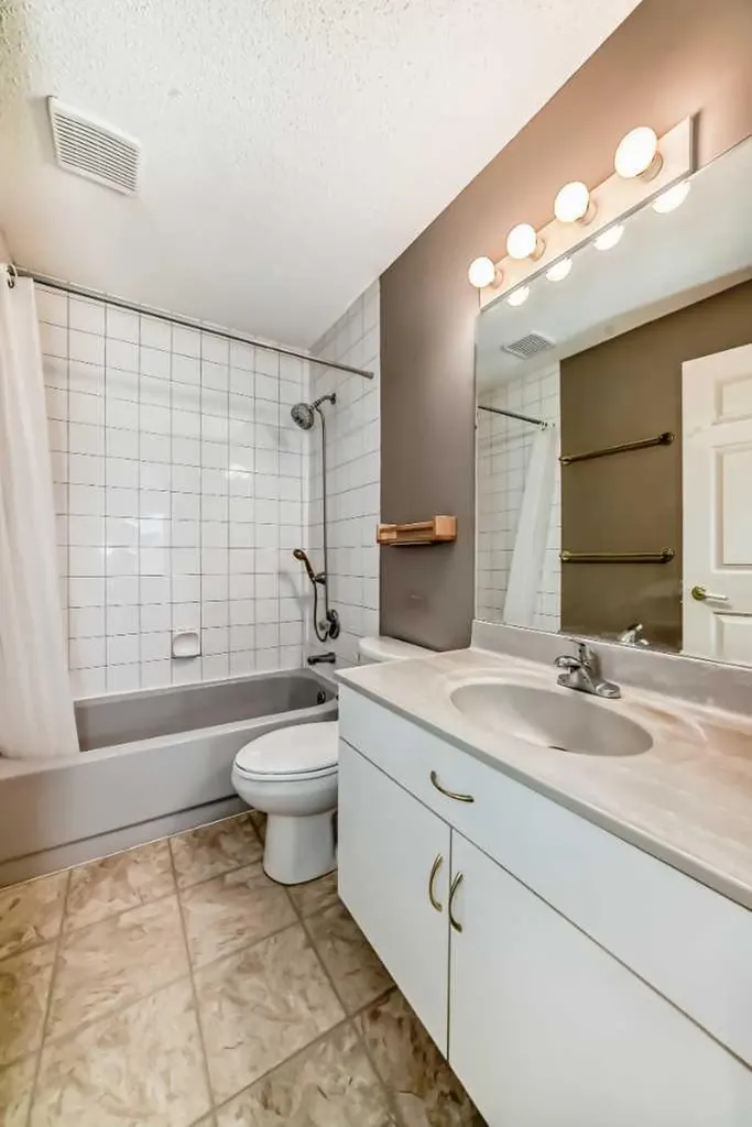 4 Glenbrook Villas SW Calgary AB T3E 7E8