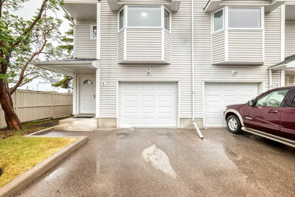 4 Glenbrook Villas SW Calgary AB T3E 7E8