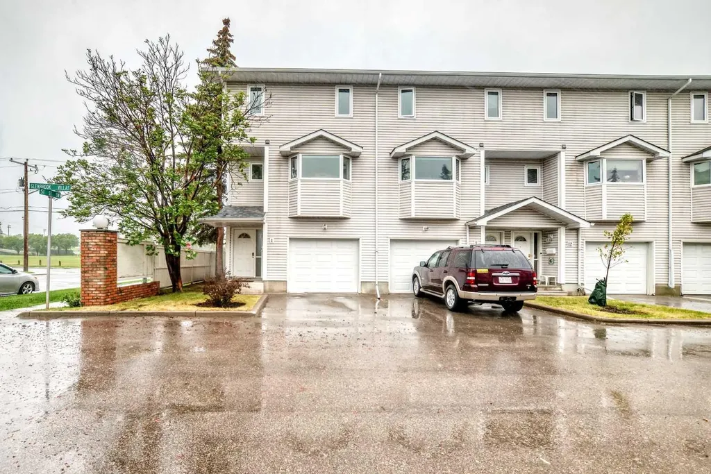 4 Glenbrook Villas SW Calgary AB T3E 7E8
