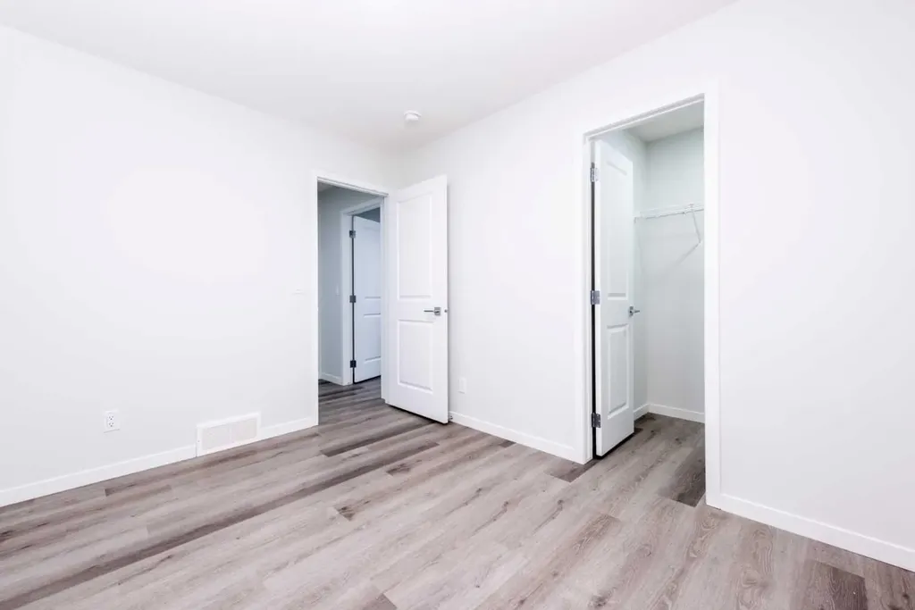 57 Corner Glen Row NE Calgary AB T3N 2L9