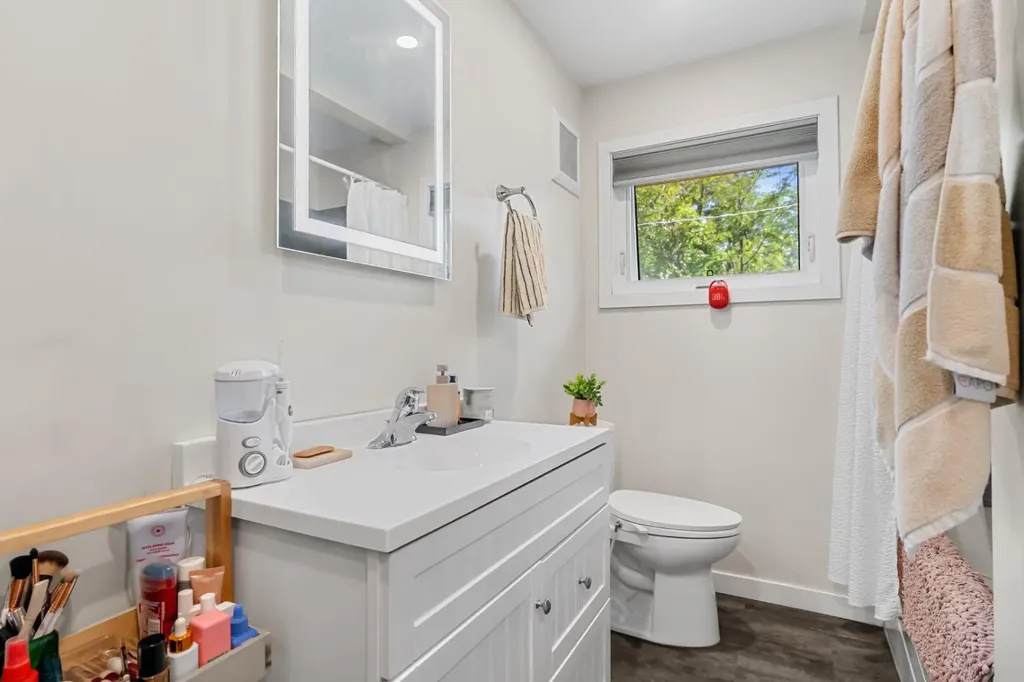 1207 40 Avenue NW Calgary AB T2K 0G3