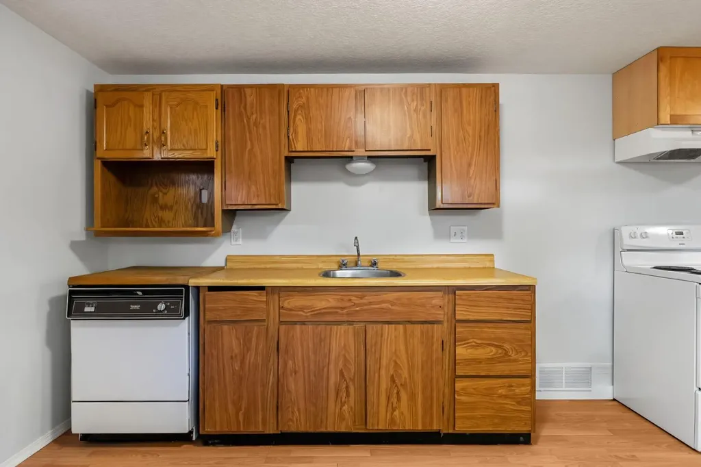 1207 40 Avenue NW Calgary AB T2K 0G3