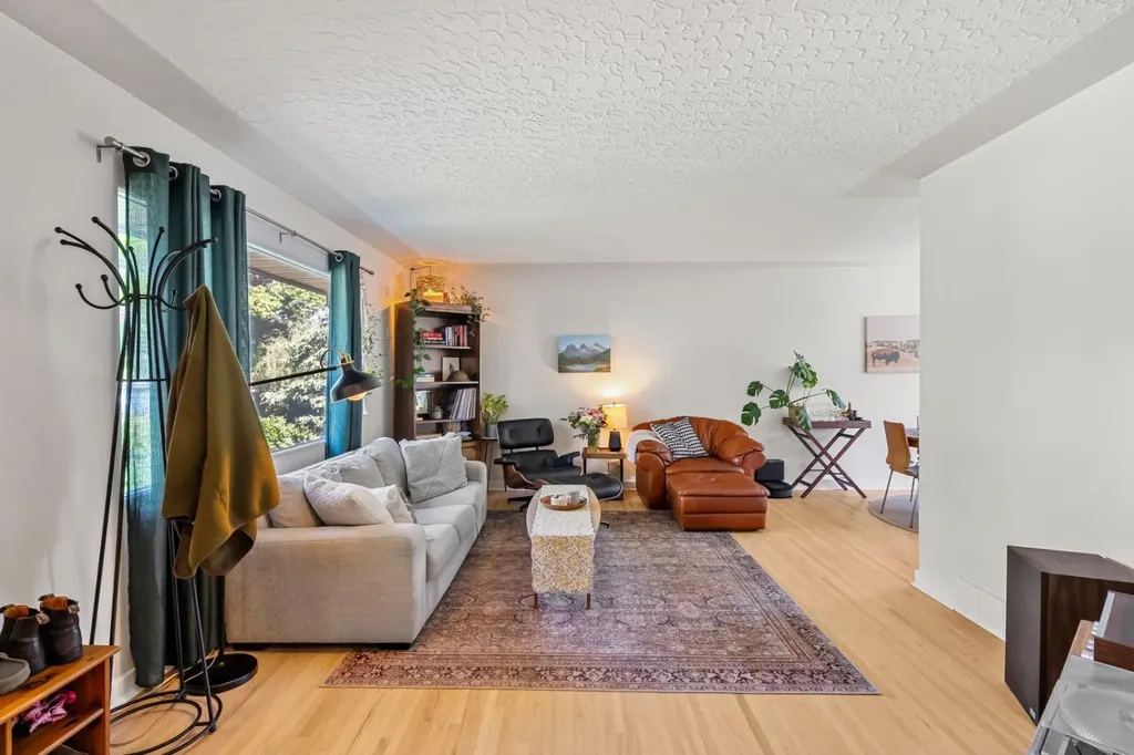 1207 40 Avenue NW Calgary AB T2K 0G3