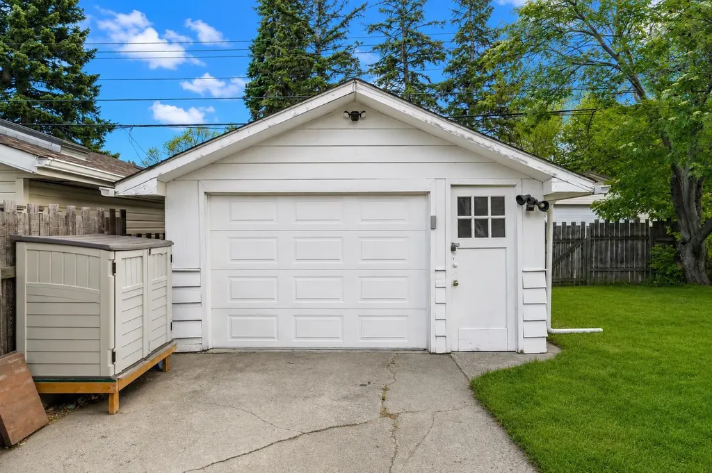 1207 40 Avenue NW Calgary AB T2K 0G3