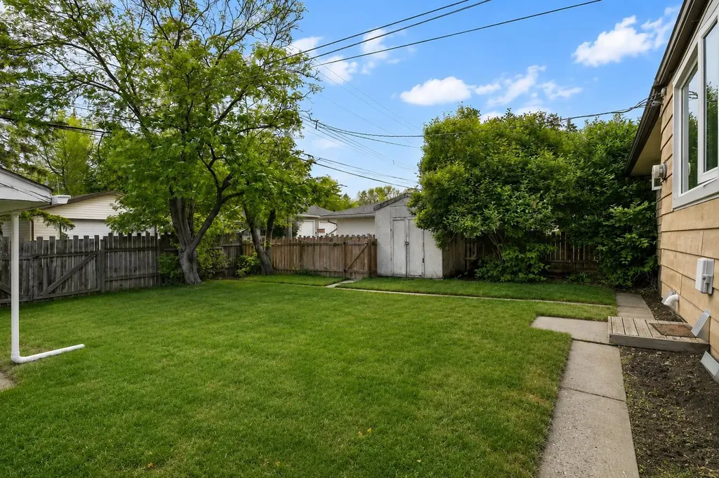 1207 40 Avenue NW Calgary AB T2K 0G3