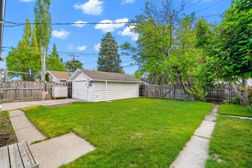 1207 40 Avenue NW Calgary AB T2K 0G3
