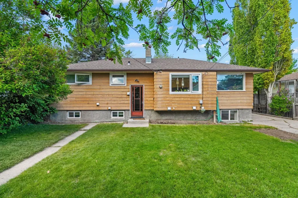 1207 40 Avenue NW Calgary AB T2K 0G3