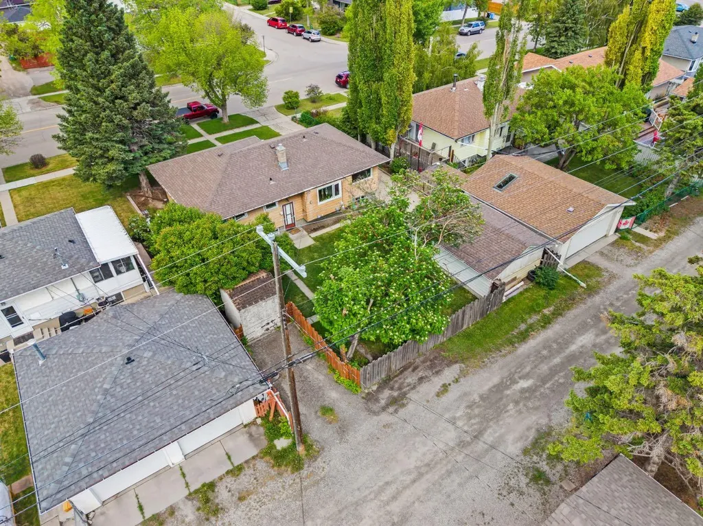 1207 40 Avenue NW Calgary AB T2K 0G3