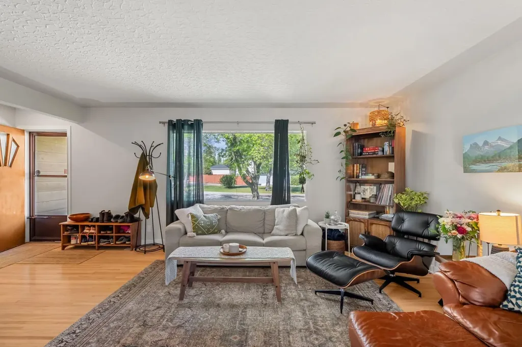 1207 40 Avenue NW Calgary AB T2K 0G3