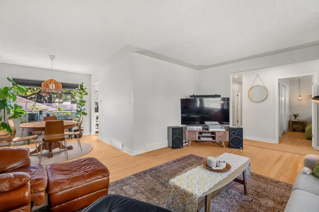 1207 40 Avenue NW Calgary AB T2K 0G3